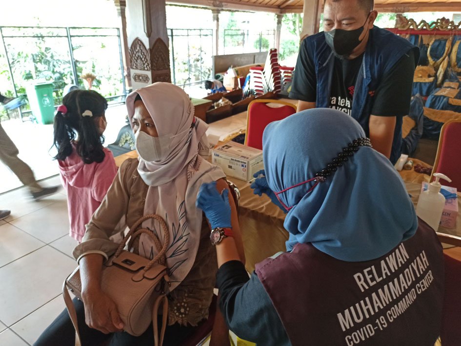 Tenaga kesehatan Temanggung sedang melakukan vaksinasi kepada masyarakat di Pendopo Pengayoman beberapa waktu lalu. (Foto:setyo wuwuh/temanggung ekspres)