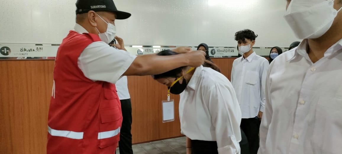 PENGALUNGAN. Ketua PMI Kota Magelang, Sumartono secara simbolis mengalungkan tanda peserta Diklat anggota baru KSR 2021, Jumat(27/11).