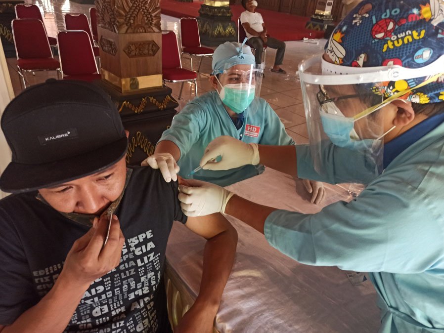 Petugas kesehatan sedang melakukan vaksinasi (Foto:setyo wuwuh/temanggung ekspres.)