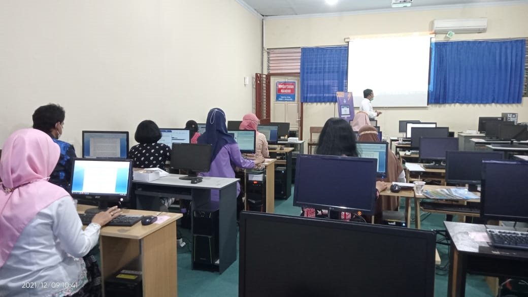 JURNALISTIK. Pelatihan jurnalistik bagi siswa dan guru SMK Negeri 2 Magelang bersama Magelang Ekspres d KKPI 1 dan KKPI 2 sekolah setempat. (Foto: dokumen tim jurnalistik skanida)