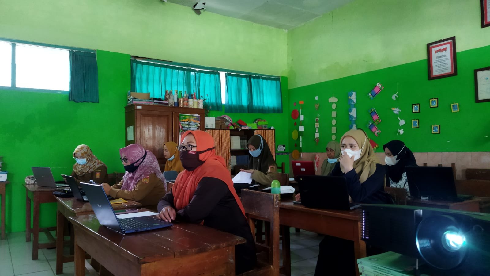 MENGAJAR. Guru SD Negeri 3 Jaraksari mengikuti pelatihan pembuatan media pembelajaran. (foto: mufti fatah/wonosobo ekspres)