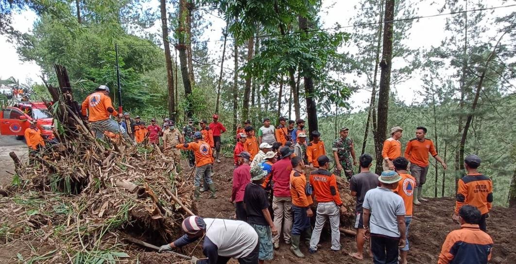 PEMBERSIHAN. Petugas gabungan dalam pembersihan material longsoran di Dusun Kekoan Desa Pogalan Kecamatan Pakis Magelang.