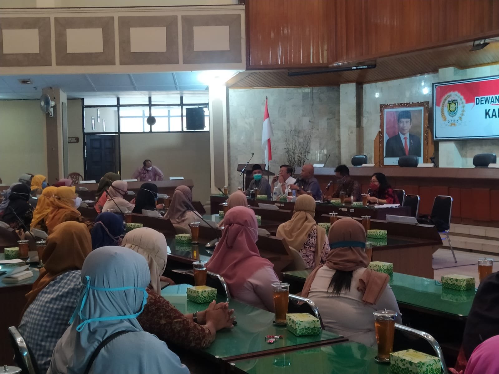 AUDIENSI. DPRD Kabupaten Purworejo saat menggelar rapat dengar pendapat terkait e-Warong. (foto : Lukman Hakim/Purworejo Ekspres)