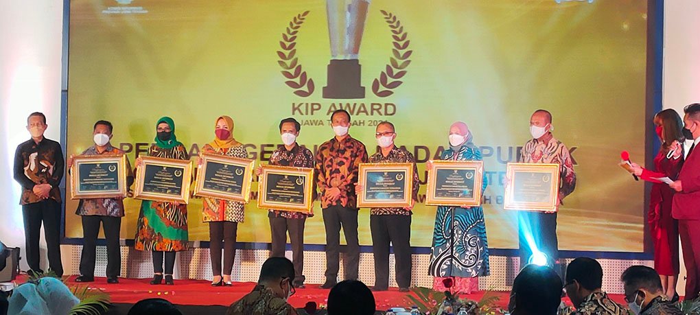 Pemerintah Kabupaten Wonosobo menerima penghargaan dari Komisi Informasi Provinsi Jawa Tengah sebagai Badan Publik Kategori Menuju Informatif.