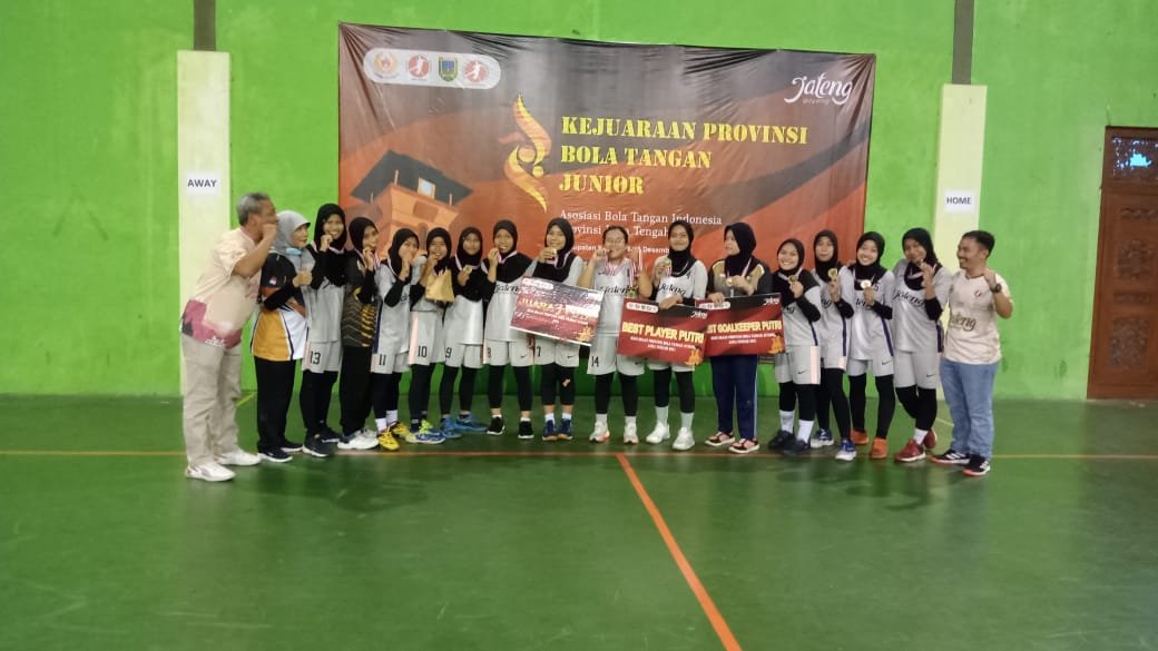 JUARA. Tim Bola Tangan Putri Kabupaten Purworejo berfoto bersama usai menerima hadiah sebagai juara pertama. (Foto lukman)