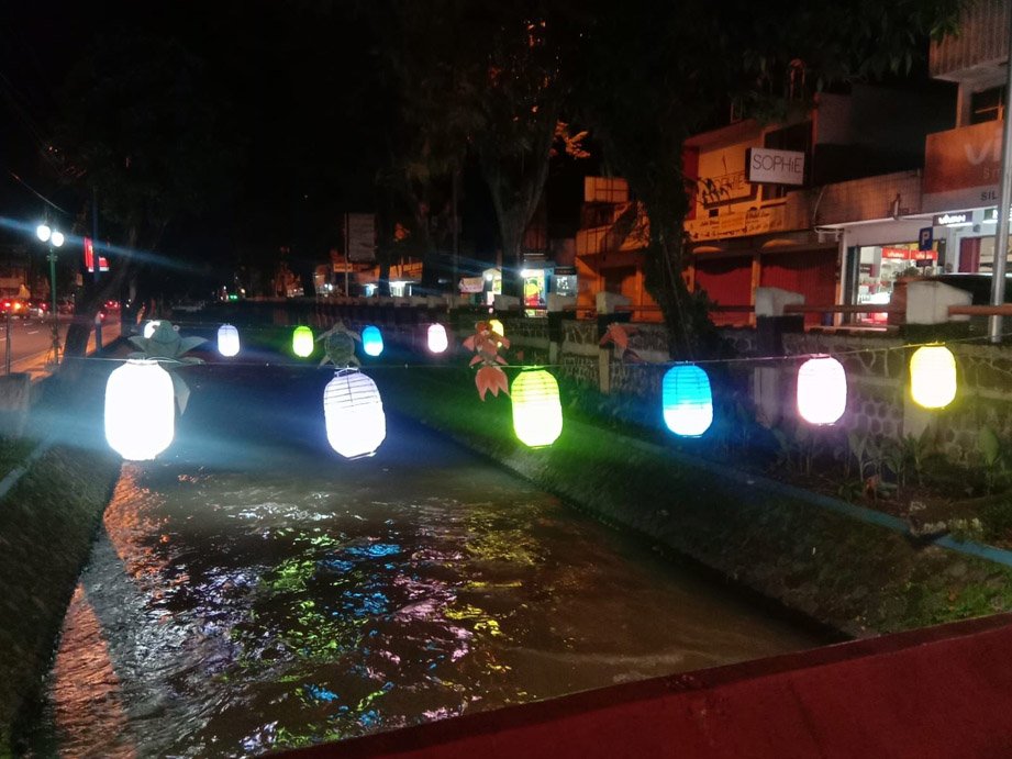 INDAH. Hiasan lampu warna warni dan lampion di atas sungai membuat Kota Magelang terlihat cantik di malam hari, sesuai dengan konsep Citylight. (foto : wiwid arif/magelang ekspres)