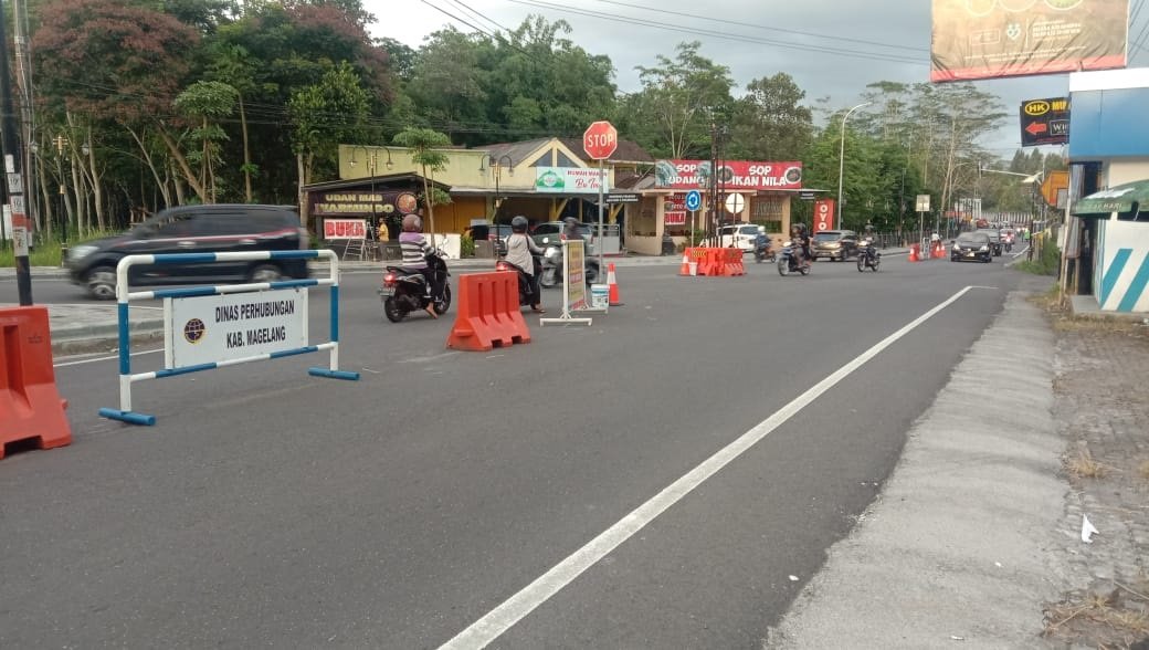 REKAYASA LALIN. Simpang Brojonalan telah dipasang barrier pengaman jalan yang merupakan rekayasa lalulintas dari Dishub Kabupaten Magelang untuk menekan angka kecelakaan.