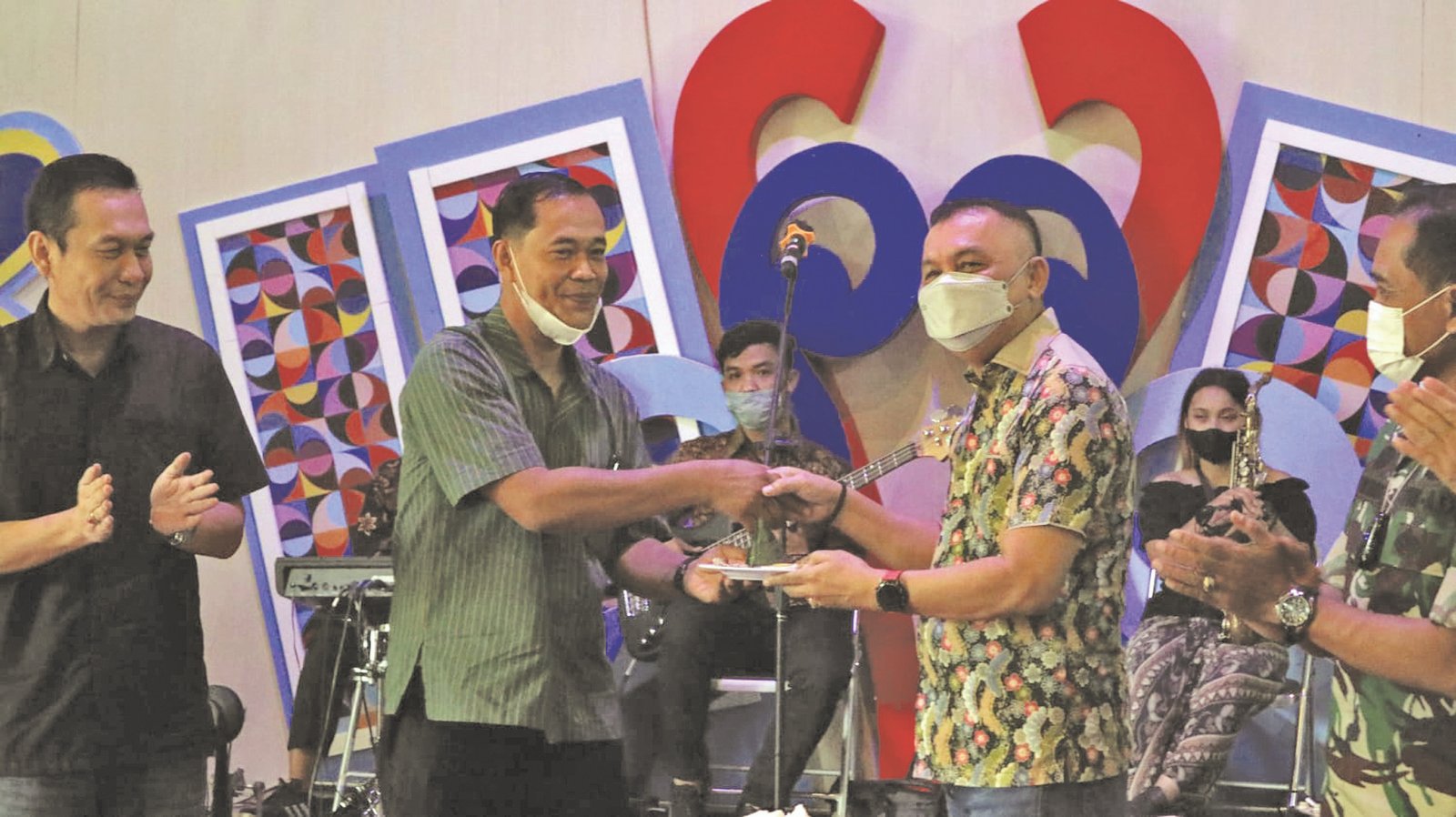 POTONG TUMPENG. Bupati Purworejo menyerahkan potongan tumpeng kepada owner Satria Bogowonto, Nanang Antono. (Foto lukman)