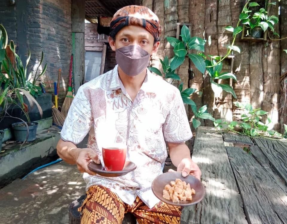 GULA JAWA. Konsep tradisi minum Kopi dengan Gula Jawa dikembangkan Agus untuk menarik wisatawan yang ingin merasakan sensasi tradisional. (foto : Chandra Yoga Kusuma/magelang ekspres)