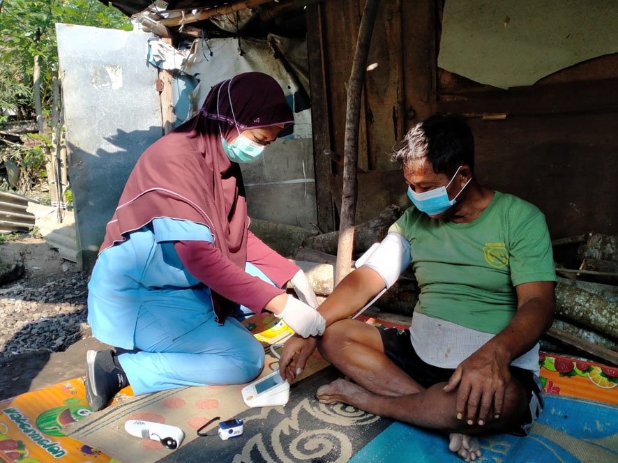 TES KESEHATAN. Secara rutin masyarakat Kampung Kupatan mendapatkan tes pemeriksaan kesehatan dari Satgas Jogo Tonggo. (foto-foto : prokompim kota magelang)