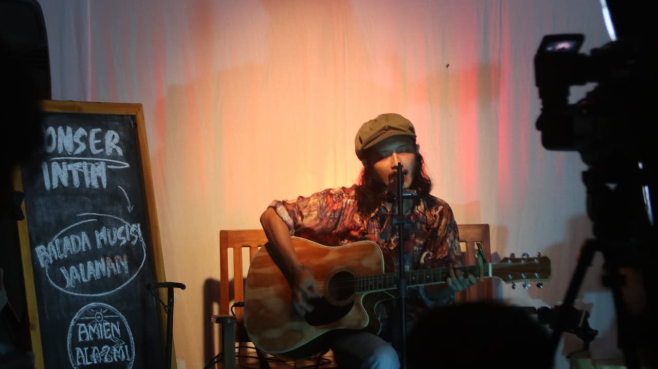 NYANYI. Amin Alazmi saat bernyanyi membawakan lagunya pada konser launching mini album Balada Musisi Jalan di kedai Wedangan Dhisik Sindurjan Purworejo. (Foto lukman)