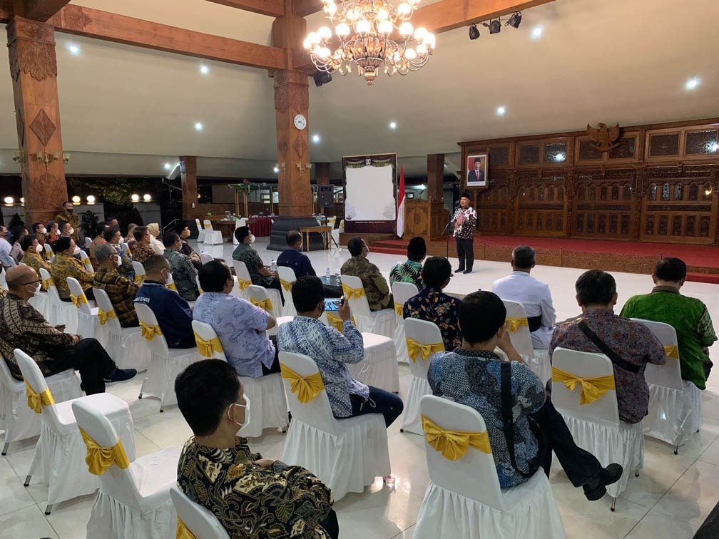 DIALOG. Walikota Magelang dr HM Nur Aziz didampingi Wakil Walikota Magelang KH Mansyur berdoalog dengan umat Kristiani di Pendopo Pengabdian, Senin(27/12) malam.