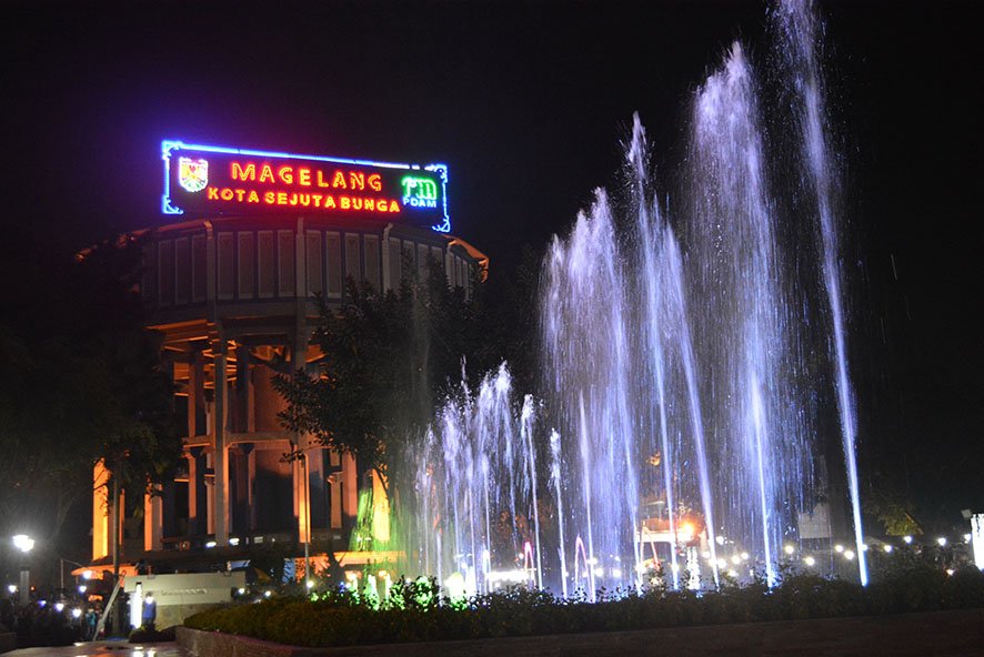 STERIL. Dancing fountain di Alun-alun Kota Magelang dipastikan tidak akan dinyalakan pada malam tahun baru 2022 mendatang, pascadiputuskannya kebijakan sterilisasi Alun-alun. (foto : wiwid arif/magelang ekspres)