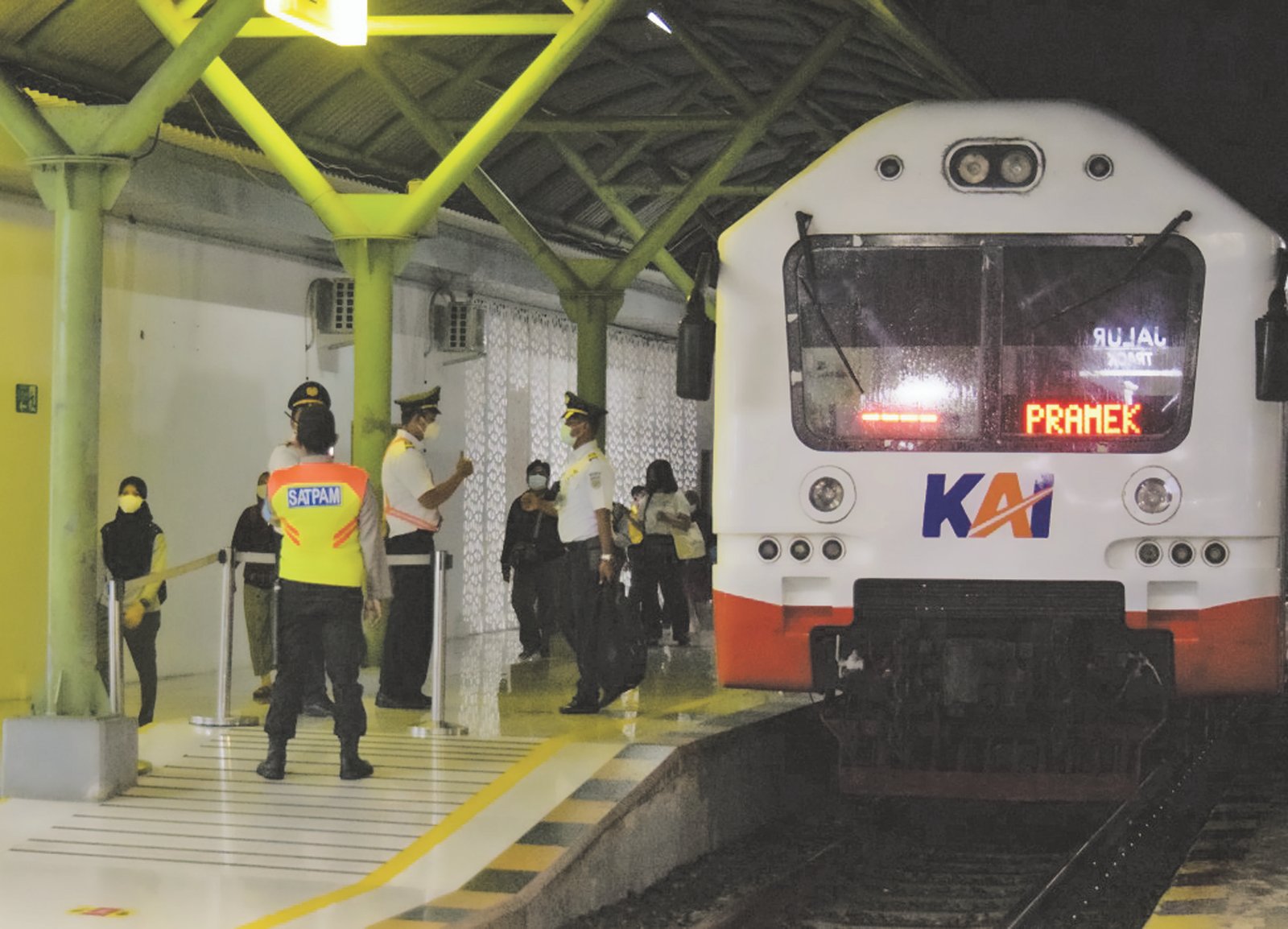 STASIUN KUTOARJO. Para penumpang yang naik dan turun dari KA di Stasiun Kutoarjo wajib menerapkan Prokes dan menjalani pemeriksaan ketat. Para petugas tampak bersiaga, kemarin malam. (Foto: eko)