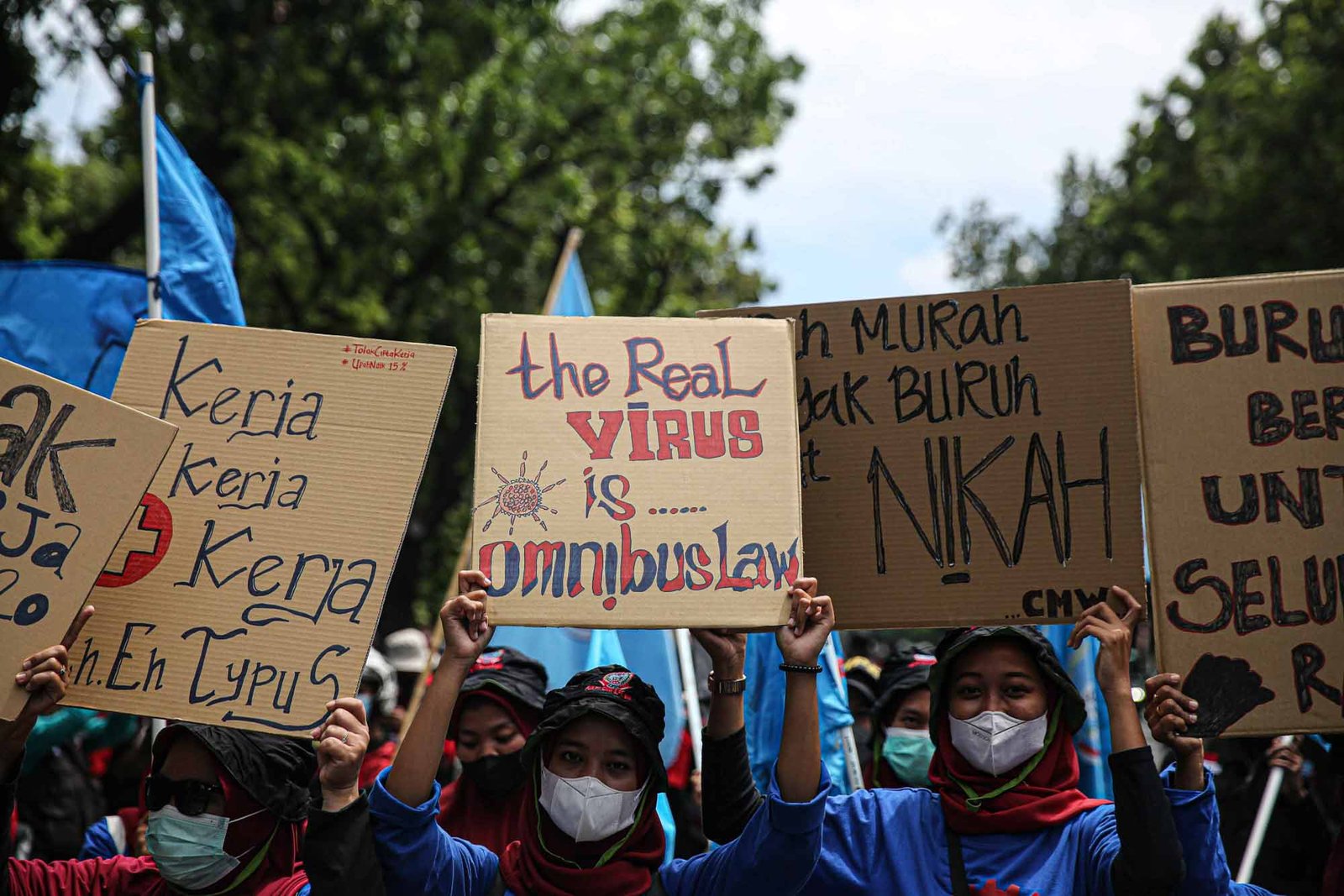 Ratusan buruh gabungan menggelar aksi di kawasan Patung Arjuna Wijaya, Jakarta, Kamis (25/11/2021). Dalam aksinya Mereka menuntut pembatalan Omnibus Law - Undang-Undang Cipta Kerja dan kenaikan upah 2022. (Issak Ramdhani / fin.co.id)