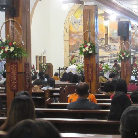 MISA NATAL. Pelaksanaan ibadah Misa pada malam Natal di Gereja Santa Perawan Maria Purworejo, kemarin.