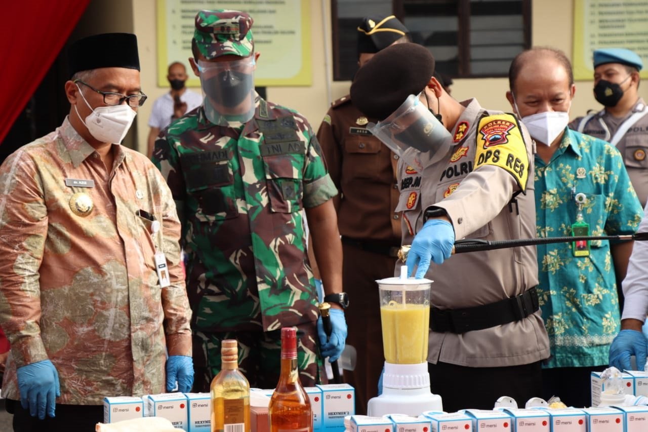 PEMUSNAHAN. Barang bukti narkoba dimusnahkan Kapolres AKBP Asep Mauludin didampingi Walikota dr HM Nur Aziz dengan diblender, Kamis(23/12).