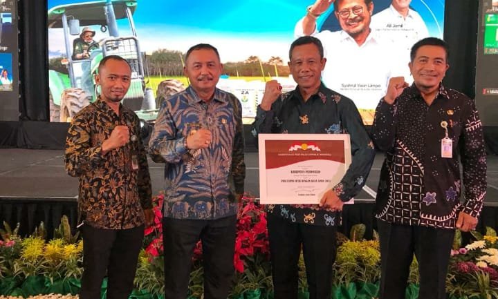 PENGHARGAAN. Bupati Purworejo bersama Kepala Dinas PPKP menerima penghargaan dari Menteri Pertanian atas capaian menyelesaikan SK LP2B di Aston Sentul Lake Resort dan Conference Center, Bogor Jawa Barat, kemarin. (istimewa)