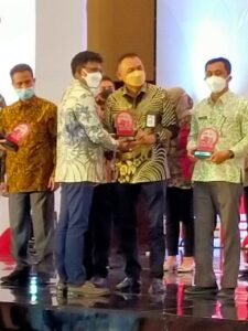 Bupati Purworejo RH Agus Bastian menerima penghargaan Smart City Nasional langsung dari Menteri Kominfo RI Johnny G Plate, di Jakarta, kemarin. (Foto: eko)