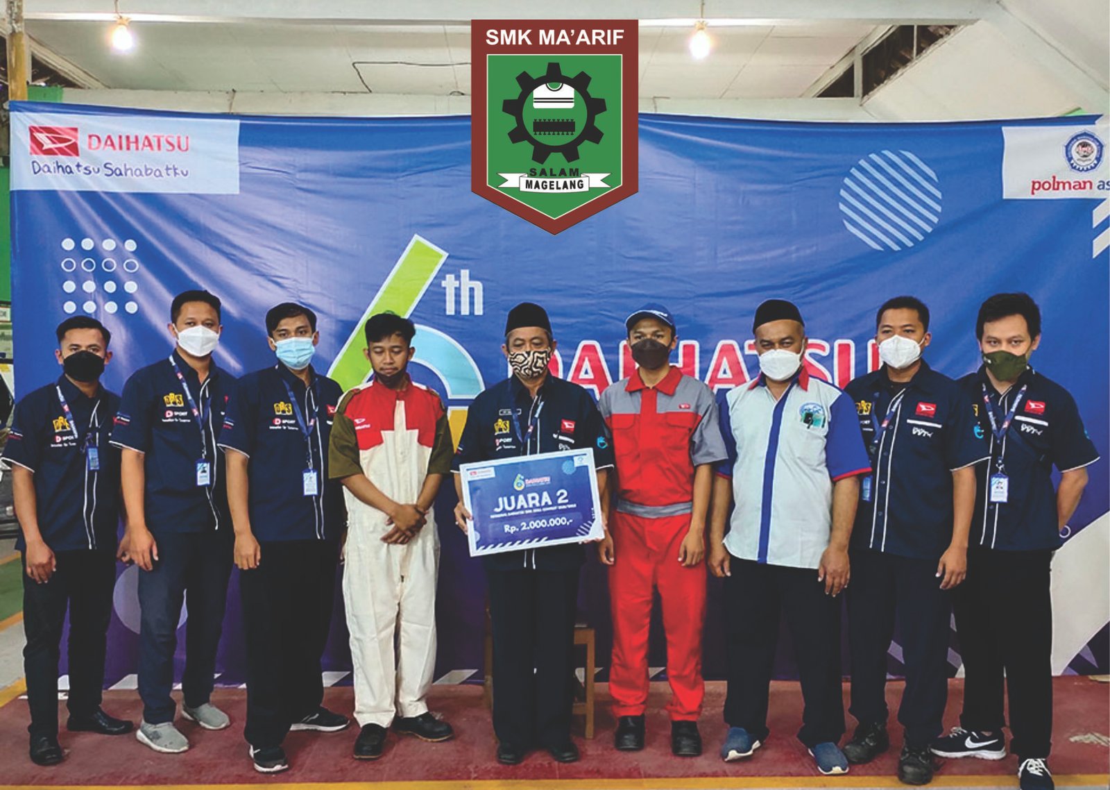 HADIAH. Pihak SMK Maarif Salam Magelang, Jawa Tengah menerima hadiah dalam Ajang Daihatsu SMK Skill Contest.