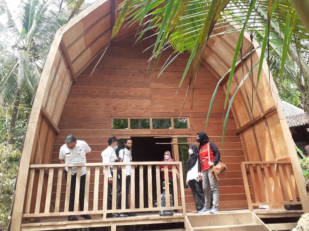 POTENSI WISATA. Tim dari Dinparbud Kabupaten Purworejo melihat berbagai potensi wisata dalam kegiatan uji paket wisata di Desa Kaligono, kemarin. (Foto: eko)