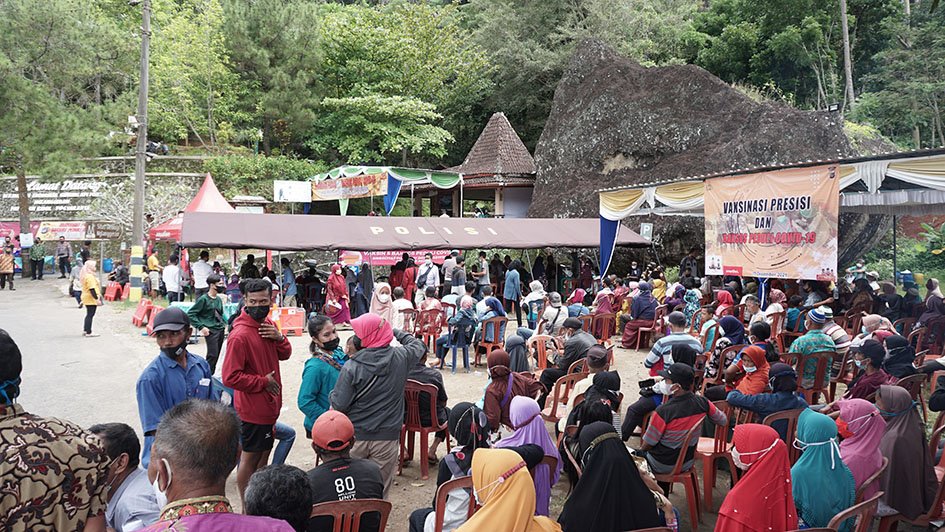 BANTUAN. Smartfren bersama jajaran Polda DIY memberikan bantuan kebutuhan pokok (sembako) untuk warga di Desa Wisata Nglanggeran, Gunung Kidul, Kamis (16/12). (Foto: istimewa)