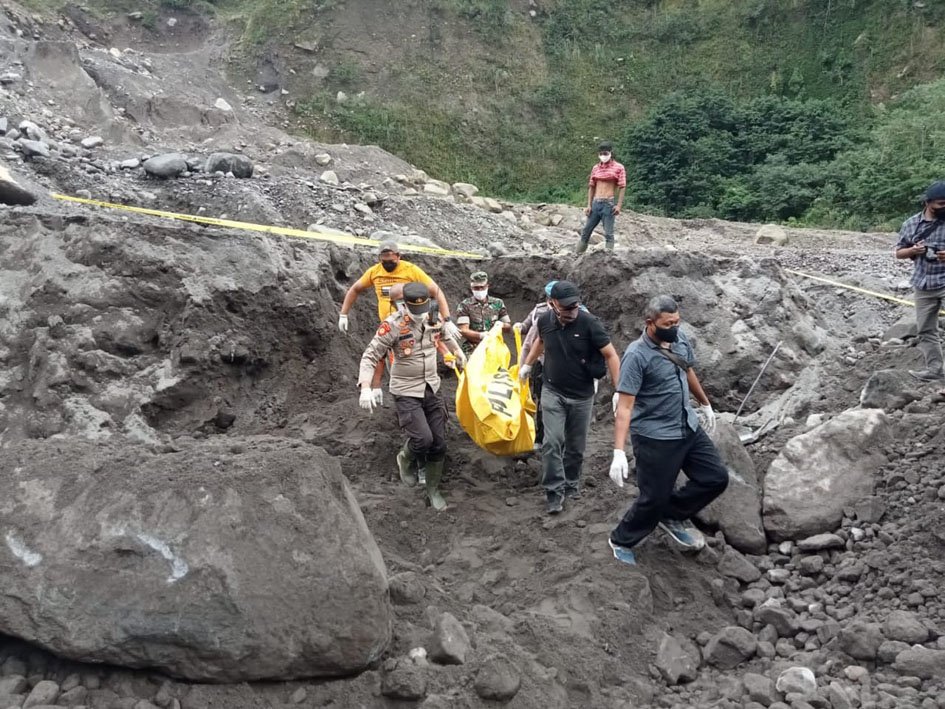 EVAKUASI. Proses evakuasi jenazah pengemudi truk pasir yang hilang akibat terseret banjir lahar hujan.
