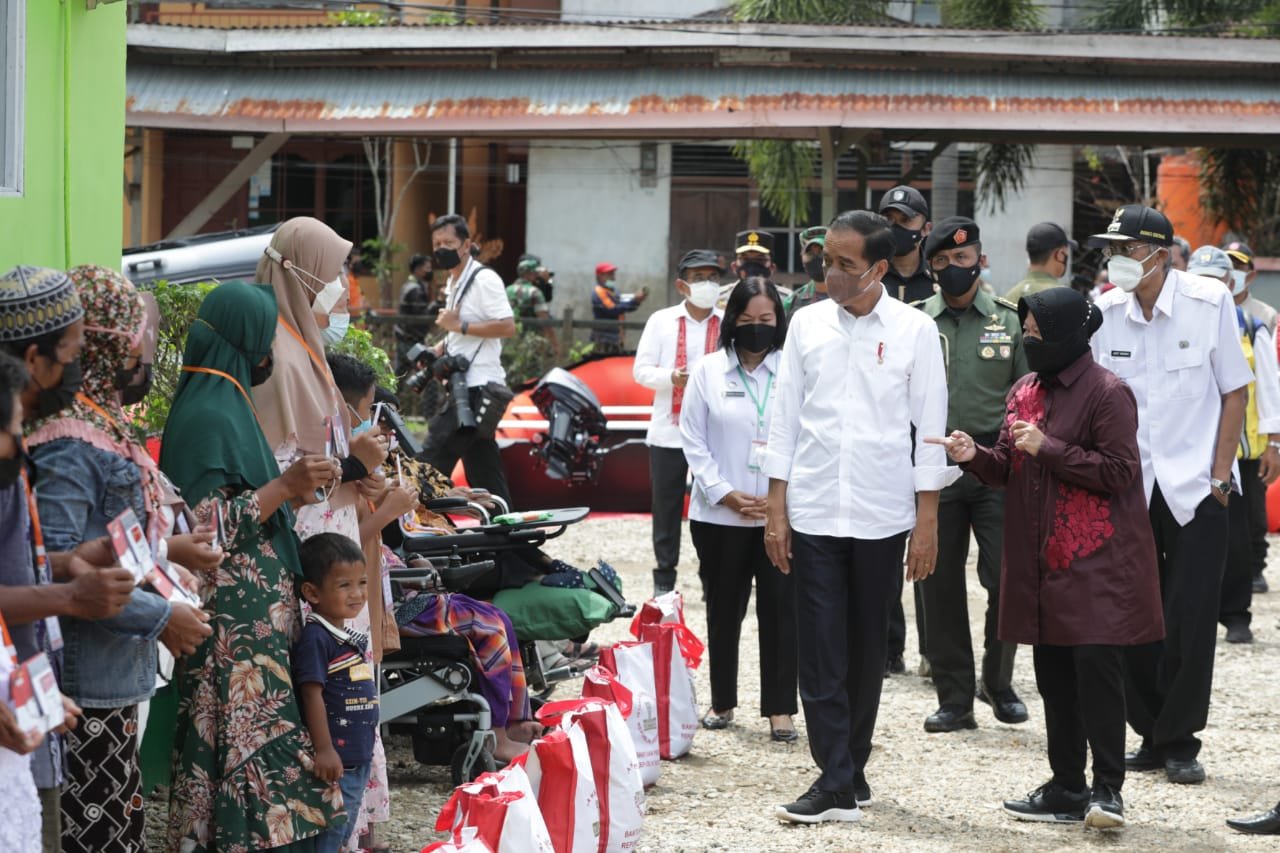 Presiden Joko Widodo dan Menteri Sosial Tri Rismaharini