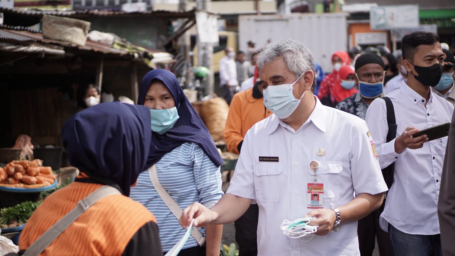 MASKER. Bupati Wonosobo, Afif Nurhidayat dan Jajaran Forum Komunikasi Pimpinan Daerah (Forkompinda) beserta istri, membagikan tak kurang dari 250.000 masker gratis