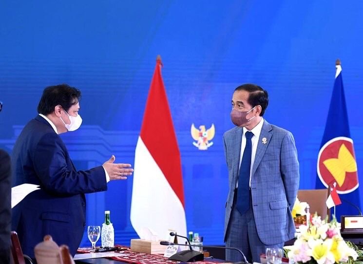 Presiden Joko widodo dan Menko Perekonomian Airlangga Hartarto
