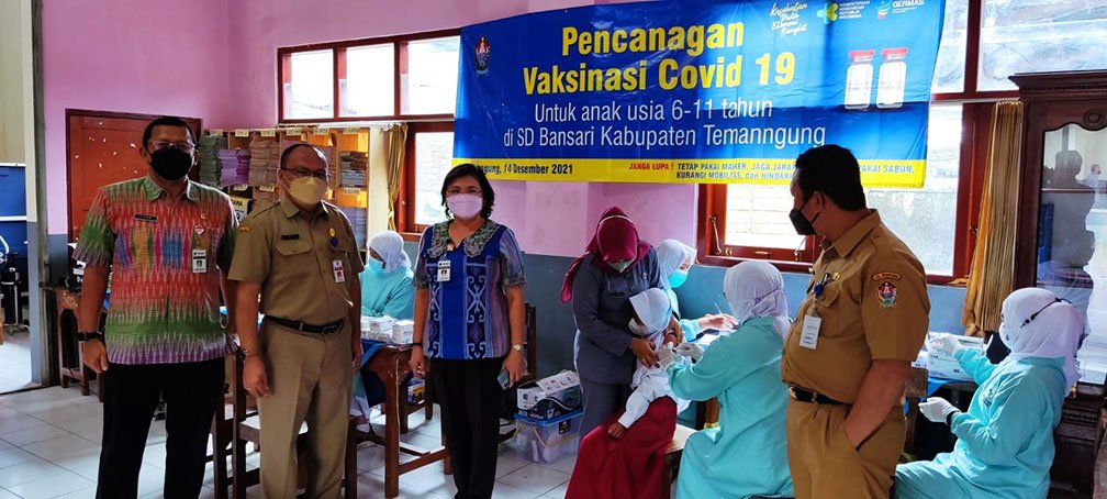 VAKSIN. Petugas kesehatan sedang melakukan vaksinasi Covid-19 terhadap anak-anak usia 6-11 tahun di salah satu SD di Bansari, Selasa (14/12). (foto:setyo wuwuh/temanggung ekspres)