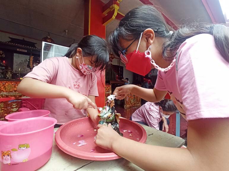 MEMBERSIHKAN. Umat Tri Dharma sedang membersihkan Rupang di Kelenteng Kong Ling Bio Temanggung, Rabu (26/1).(foto:setyo wuwuh/temanggung ekspres)