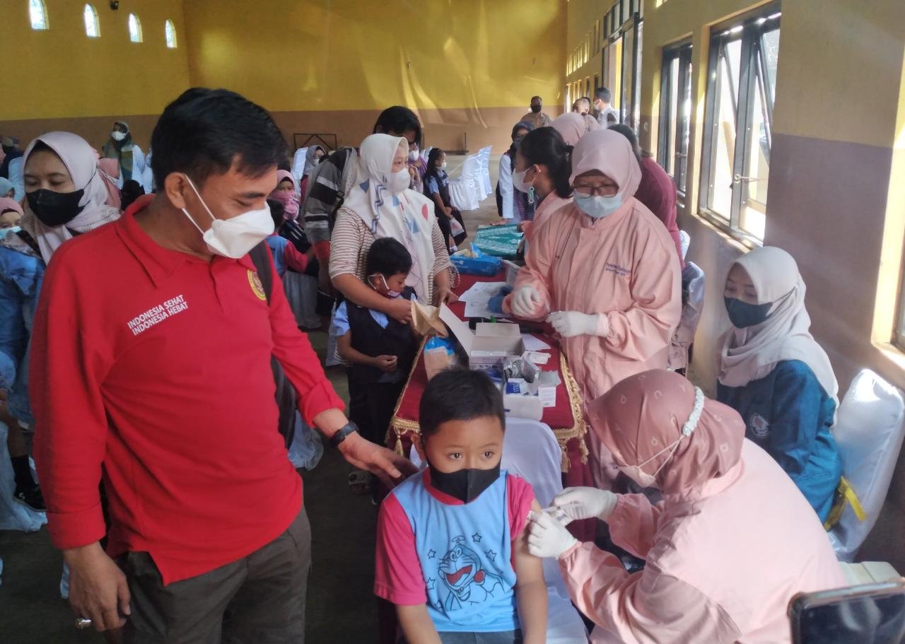 VAKSIN. Bunda Jateng melaksanakan vaksinasi Covid-19 di Desa Tlogopucang Kecamatan Kandangan, (Foto:setyo wuwuh/temanggung ekspres)