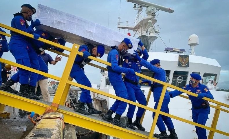 Petugas Mengangkat peti Jenazah korban kapal karam di Perairan Johor