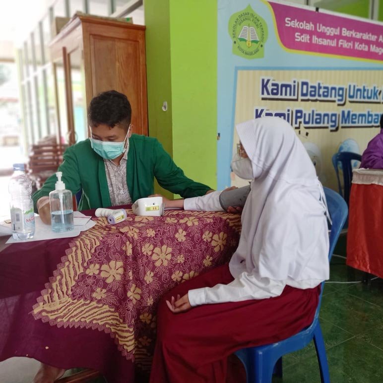 SUNTIK. Siswa SDIT Ihsanul Fikri Kota Magelang antusias ikuti vaksinasi anak