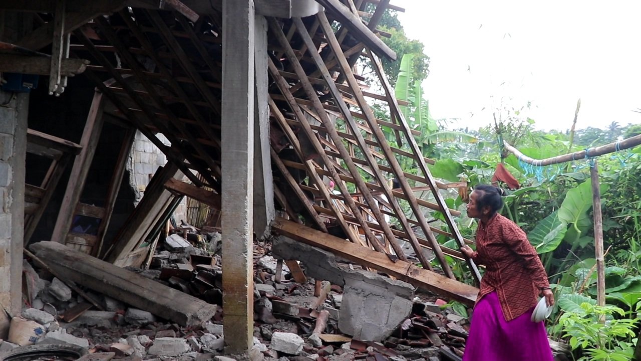 RUSAK. Rumah milik warga Desa Tleter Kecamatan tretep rusak parah tertimpa material longsoran tebing. (foto:setyo wuwuh/temanggung ekspres)