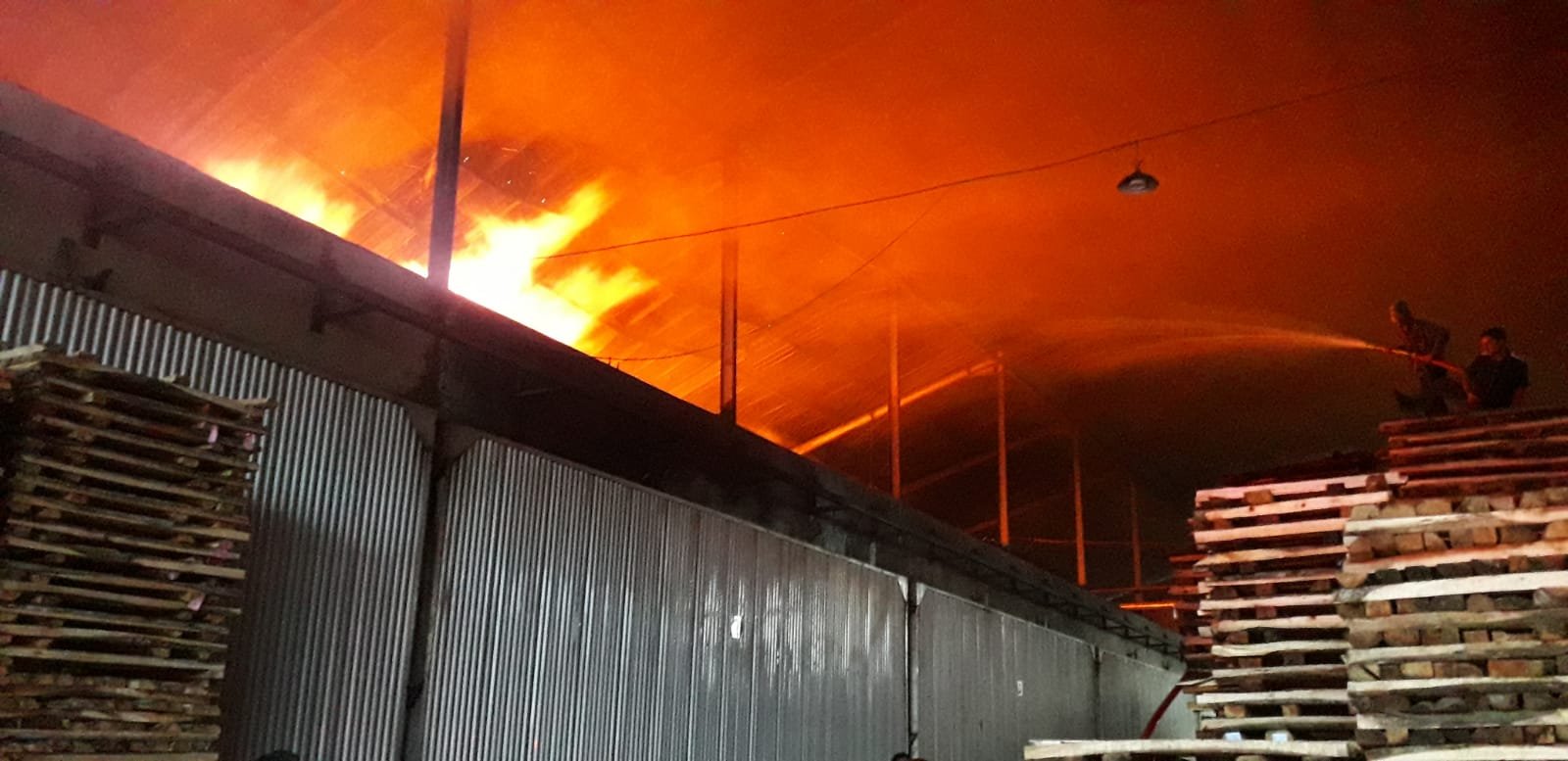 Kebakaran Pabrik Kayu di Wonosobo, Damkar Butuh 5 Jam Kendalikan Api