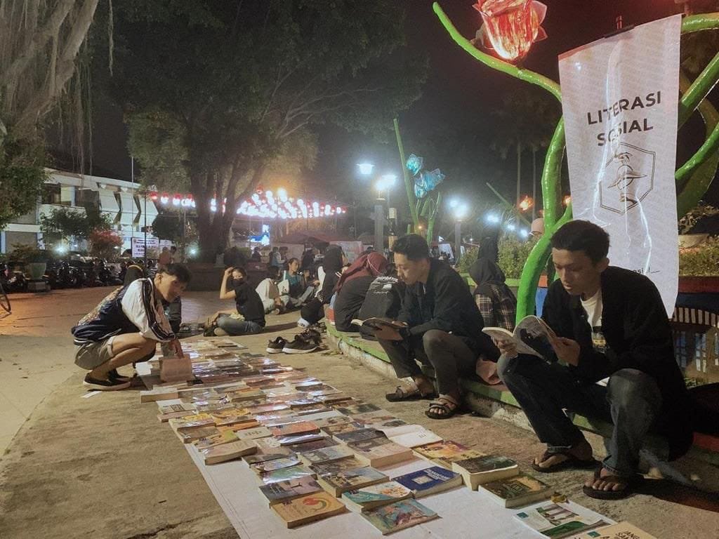 foto : IST/magelang ekspres LITERASI. Komunitas Literasi Sosial membuka lapak buku bacaan gratis di Alun-alun Kota Magelang yang menggunakan penerangan yang cukup sehingga mereka mudah membaca di malam hari.