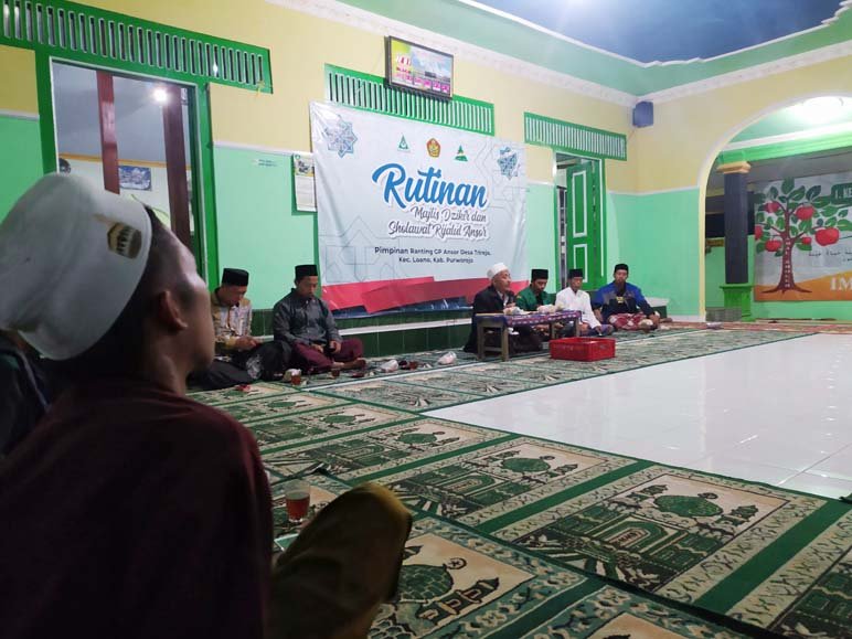 DAKWAH. Suasana kegiatan launching MDS Rijalul Ansor Desa Trirejo di Serambi Masjid Al Anwar. (Foto lukman)