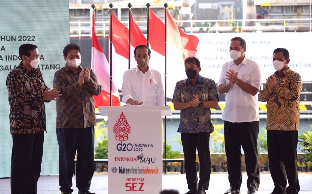 Menko Airlangga Dampingi Presiden Joko Widodo Lepas Ekspor Perdana Tahun 2022 Smelter Grade Alumina di KEK Galang Batang