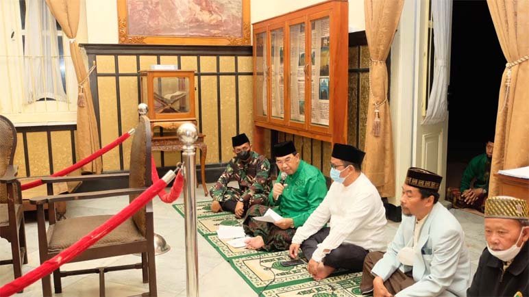 DOA BERSAMA. Wakil Walikota Magelang KH M Mansyur, didampingi Sekda Joko Budiyono dan pejabat lainnya menggelar doa bersama peringatan wafatnya Pangeran Diponegoro, di Museum Diponegoro, (foto : IST/magelang ekspres)