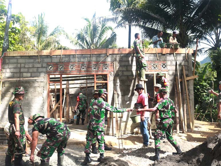 GOTONG ROYONG. Personil Kodim 0708 Purworejo saat bergotong royong membangun rumah milik Rusmiyati. 