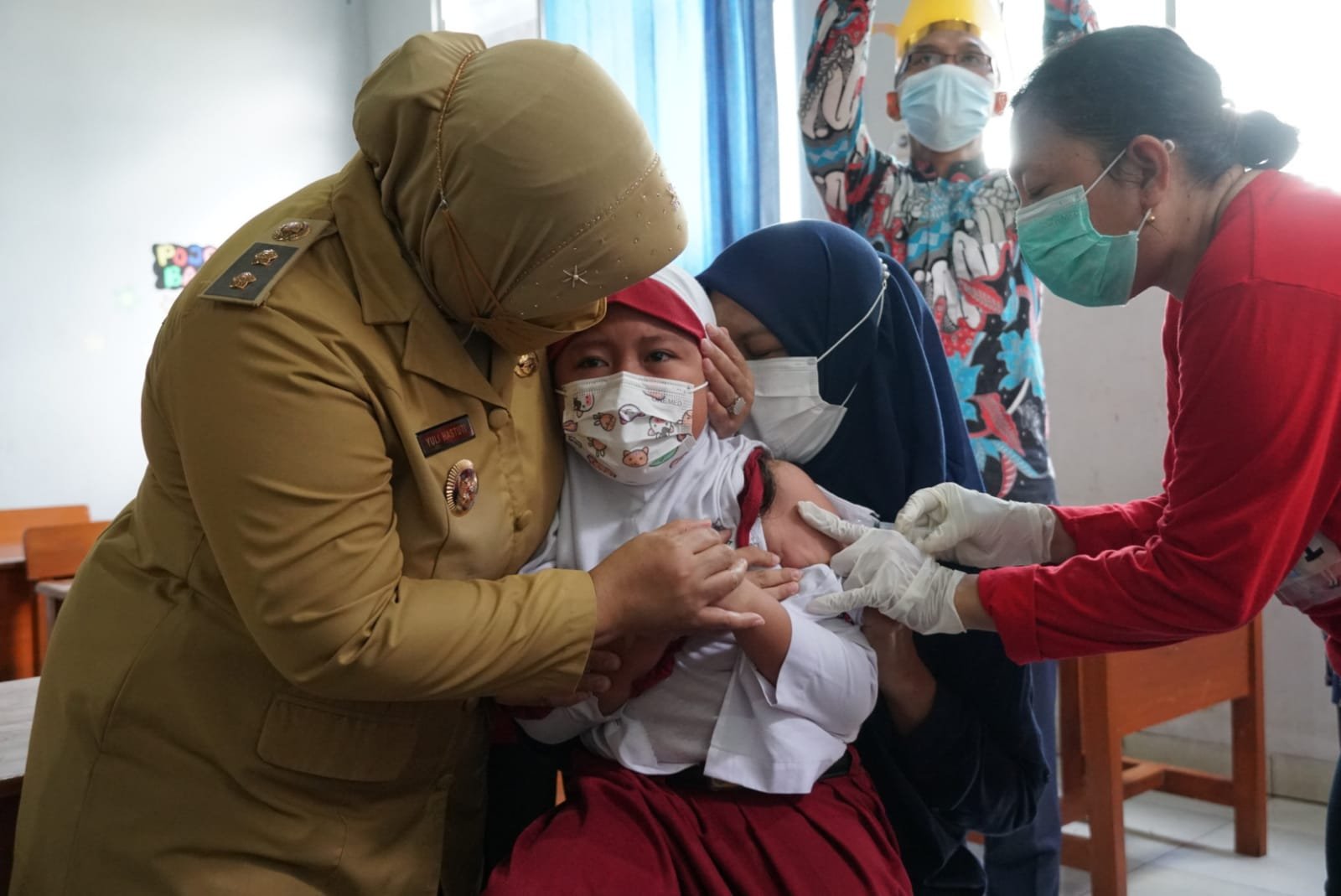 TINJAU. Wabup Yuli Hastuti meninjau pelaksanaan vaksinasi bagi anak yang dipusatkan di SDIT Ulul Albab Purworejo, (Foto: eko)