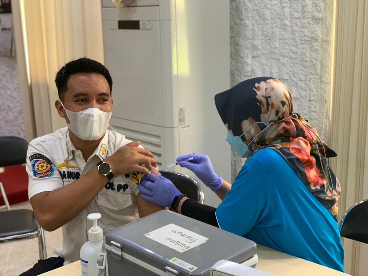 BOOSTER. Penyuntikan vaksin dosis ketiga atau booster dimulai di Kota Magelang, dengan sasaran para pelayan publik dan ASN, Rabu (19/1). (foto : wiwid arif/magelang ekspres)