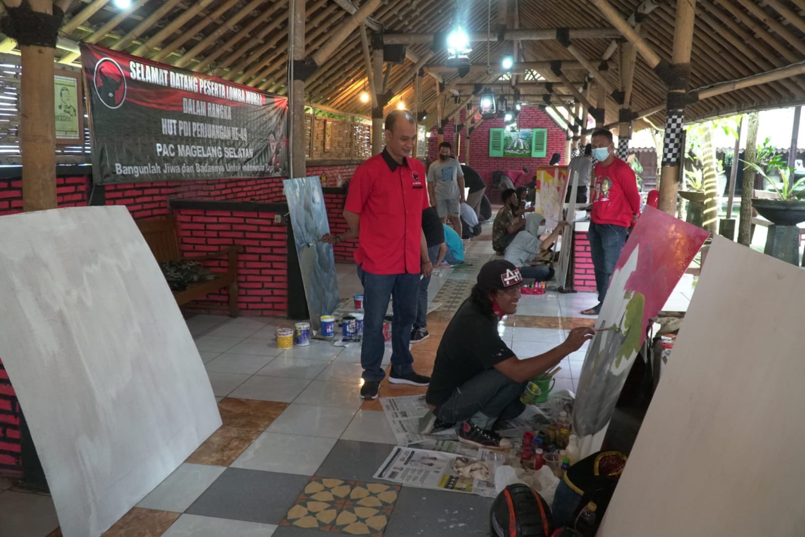 MURAL. Para peserta lomba mural dalam rangka HUT ke-49 PDIP Kota Magelang di Rumah Makan Joglo Krajan, Magelang Selatan(foto : IST/magelang ekspres)