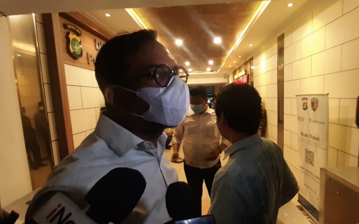 DIJEMPUT. Direktur Lokataru Haris Azhar saat tiba di Polda Metro Jaya, Selasa (18/1). (Foto: Fransiskus Adryanto Pratama/JPNN.com jpnn.com)