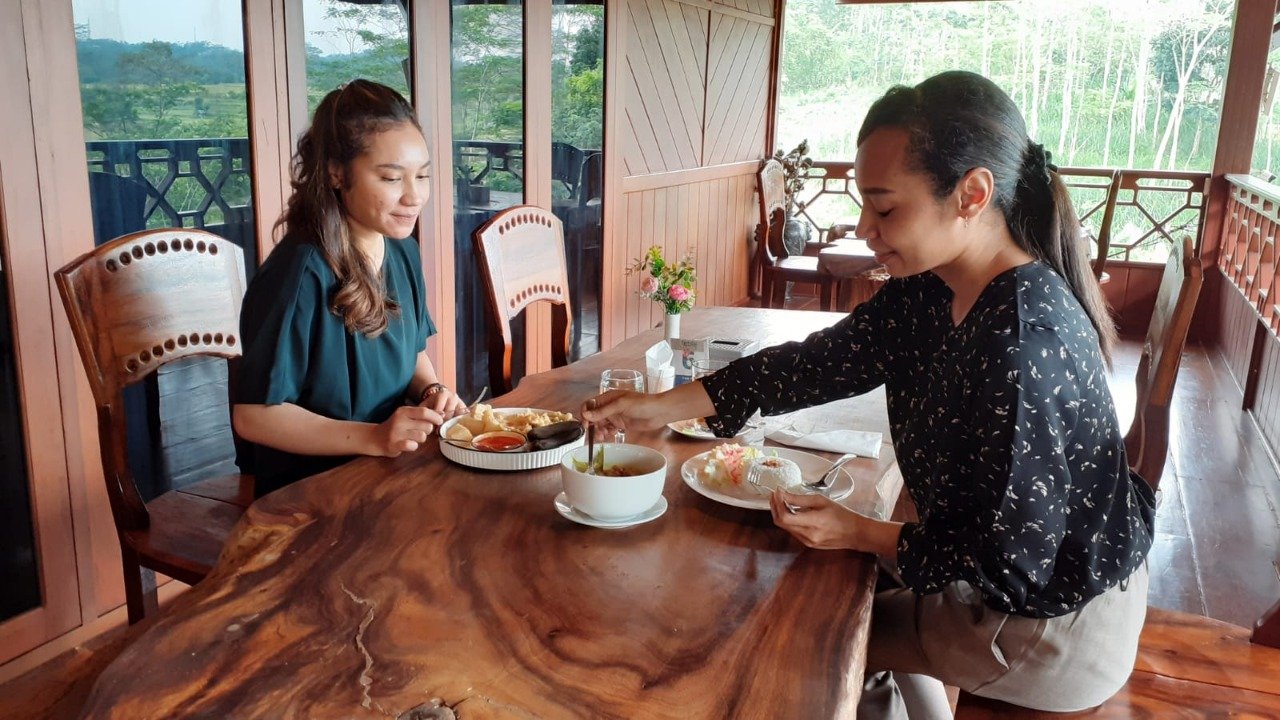 Pengunjung tengah menikmati hidangan Ikan Kuah Kuning, menu andalan Aoka Restaurant
