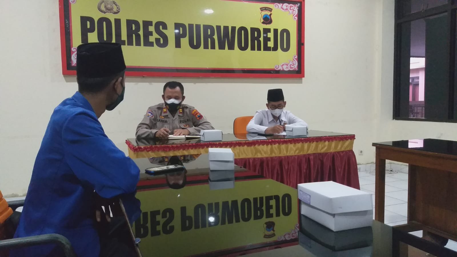 AUDIENSI. Pengurus PMII Kabupaten Purworejo saat beraudiensi dengan Polres Purworejo. (foto : lukman hakim/purworejo ekspres)