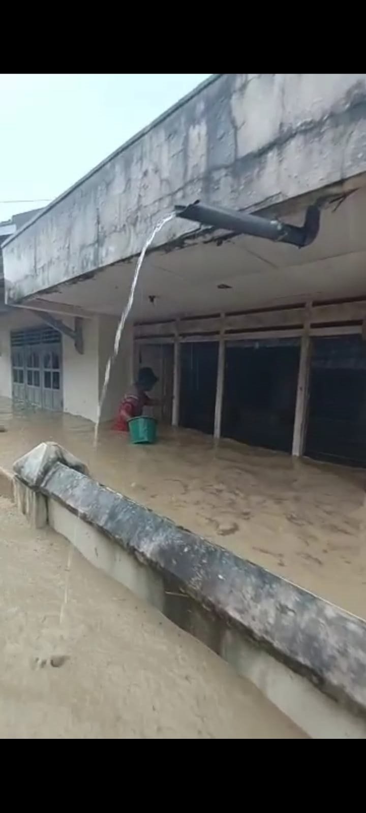 BANJIR - Rumah penduduk di Desa Capar Kecamatan Jatinegara Kabupaten Tegal tampak banjir, Jumat (4/2) sore.