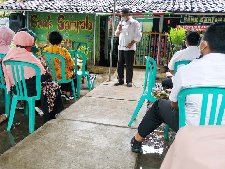 SOSIALISASI. Dinas Lingkungan Hidup (DLH) Kabupaten Magelang dalam sosialisasi penanganan sampah di tingkat rumah tangga.